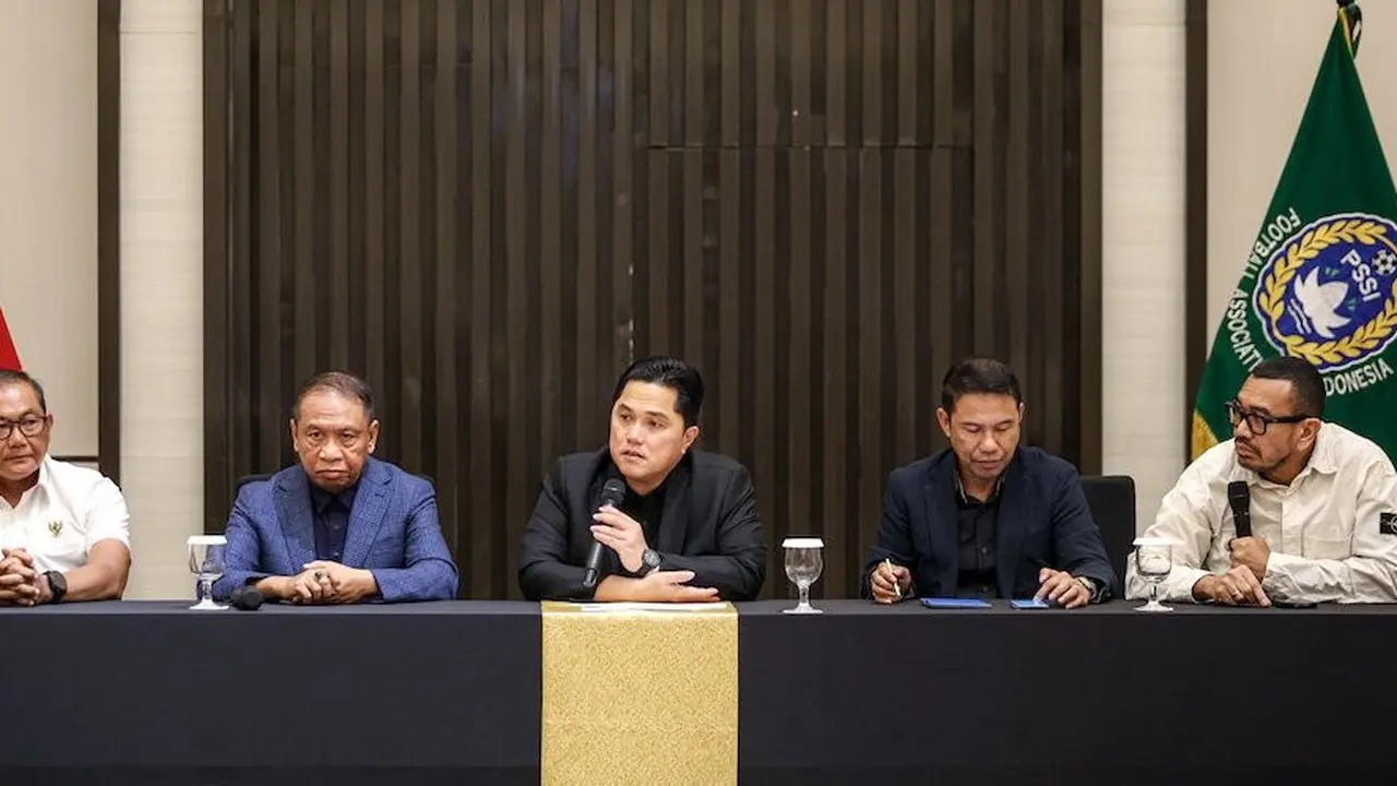 Kiri-kanan: Sumardji bersama Zainudin Amali, Erick Thohir, Yunus Nusi, dan Arya Sinulingga saat konferensi pers Timnas Indonesia. (c) Bola.net/Bagaskara Lazuardi