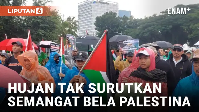 Diguyur Hujan, Massa Tetap Lakukan Aksi Solidaritas untuk Palestina di Depan Kedubes AS