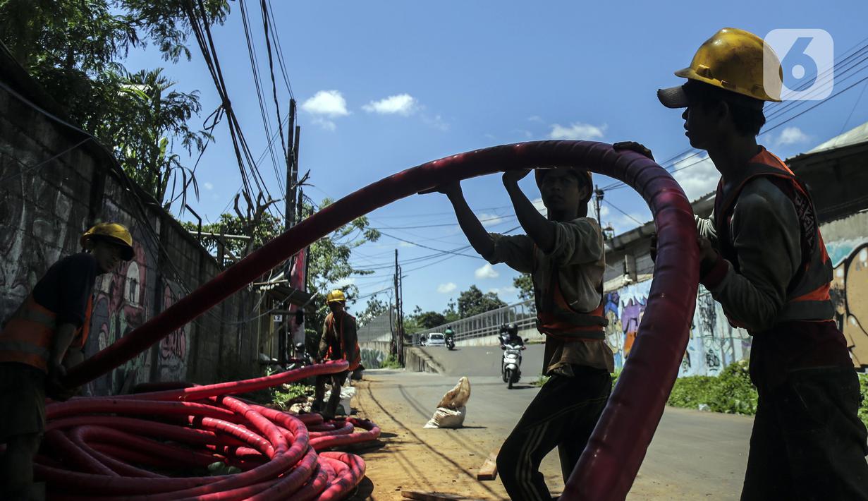Pekerja informal melakukan pengerjaan menarik kabel di Jakarta, Kamis (2/12/2021). Untuk pekerja informal, Kementerian Ketenagakerjaan (Kemnaker) memiliki dua program yakni Program Tenaga Kerja Mandiri (TKM) dan Padat Karya. (Liputan6.com/Johan Tallo)