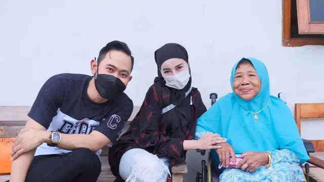 Gilang Widya Pramana dan Shandy Purnamasari memberikan kejutan kepada Ibu Trimah. Wanita yang ditelantarkan anak-anaknya dan dirawat di Panti Jompo.