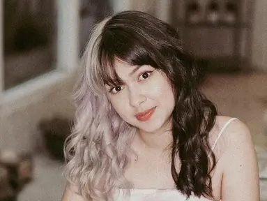 Pemeran sinetron Mermaid in Love 2 Dunia ini memang kerap bereksperimen untuk mempunyai gaya rambut yang kekinian. Salah satunya cat rambut yang selalu dikombinasikan dengan warna ganda atau teknik cat rambut two tone. (Liputan6.com/IG/@rklopperr).