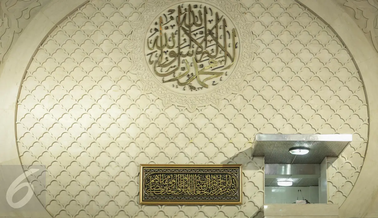 Potongan Kiswah hadiah dari Raja Salman bin Abdulaziz Al Saud di Masjid Istiqlal, Jakarta, Jumat (10/3). Kiswah yang telah dibingkai dengan warna emas tersebut dipajang di dinding depan dari bagian dalam Masjid Istiqlal. (Liputan6.com/Faizal Fanani)