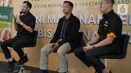 Chef Norman Ismail, Managing Director Unilever Food Solutions Joy Tarigan dan Owner & Founder YellowFit Group Christopher Aldo saat konfrensi pers virtual Knorr Mushroom & Vegetable Seasoning yang dikembangkan Unilever Food Solutions di Jakarta. (Liputan6.com/HO/Ading)
