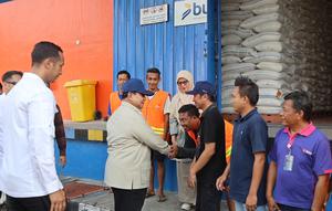 Presiden Prabowo Subianto menyapa pegawai saat melakukan inspeksi mendadak (sidak) ke Gudang Bulog Danurejo, Kabupaten Magelang, Jawa Tengah, pada Sabtu 18 April 2026. (Dok. Istimewa)