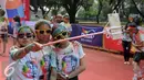Peserta lari santai 5K Colour Run 2016 berselfie usai menyelesaikan lomba di Parkir Timur Senayan, Jakarta, Minggu (7/8). Event ini perpaduan antara olahraga dan entertainment. (Liputan6.com/Helmi Fithriansyah)
