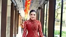 Ashanty tampil elegan dengan kebaya modern model janggan dengan rok slit dari Batik prada [@ashanty_ash]