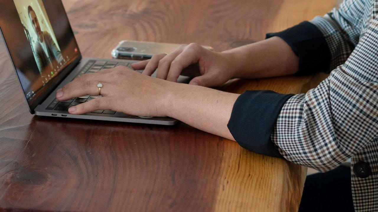 Saat Wawancara Kerja Online Jangan Pernah Pakai Background Ini, Begini Menurut Sains