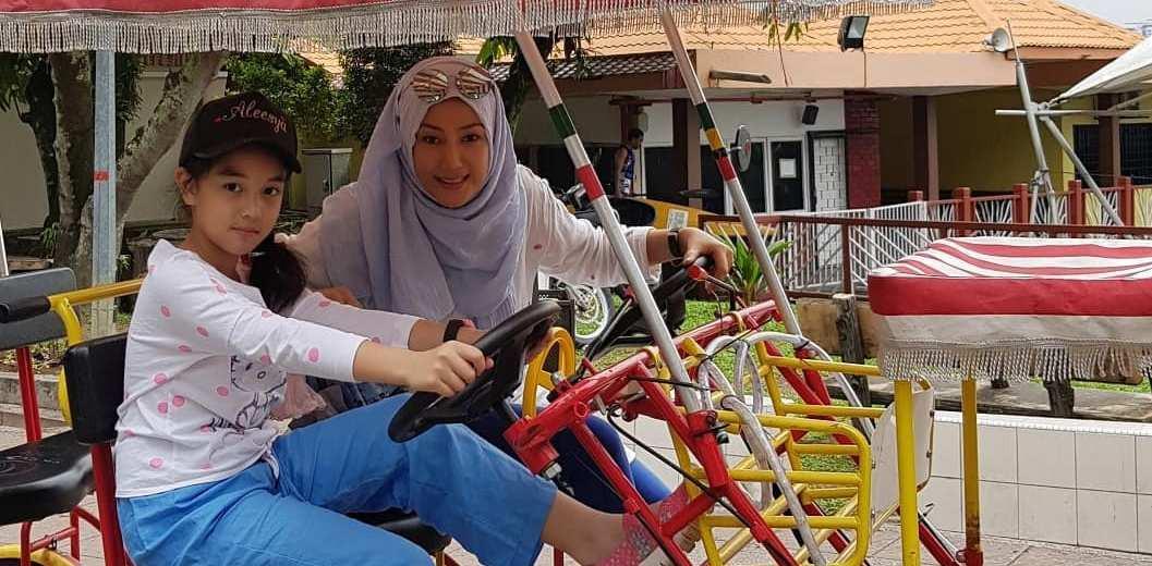 Erra Fazira dan Engku Aleesya [foto: instagram/@errafazira]