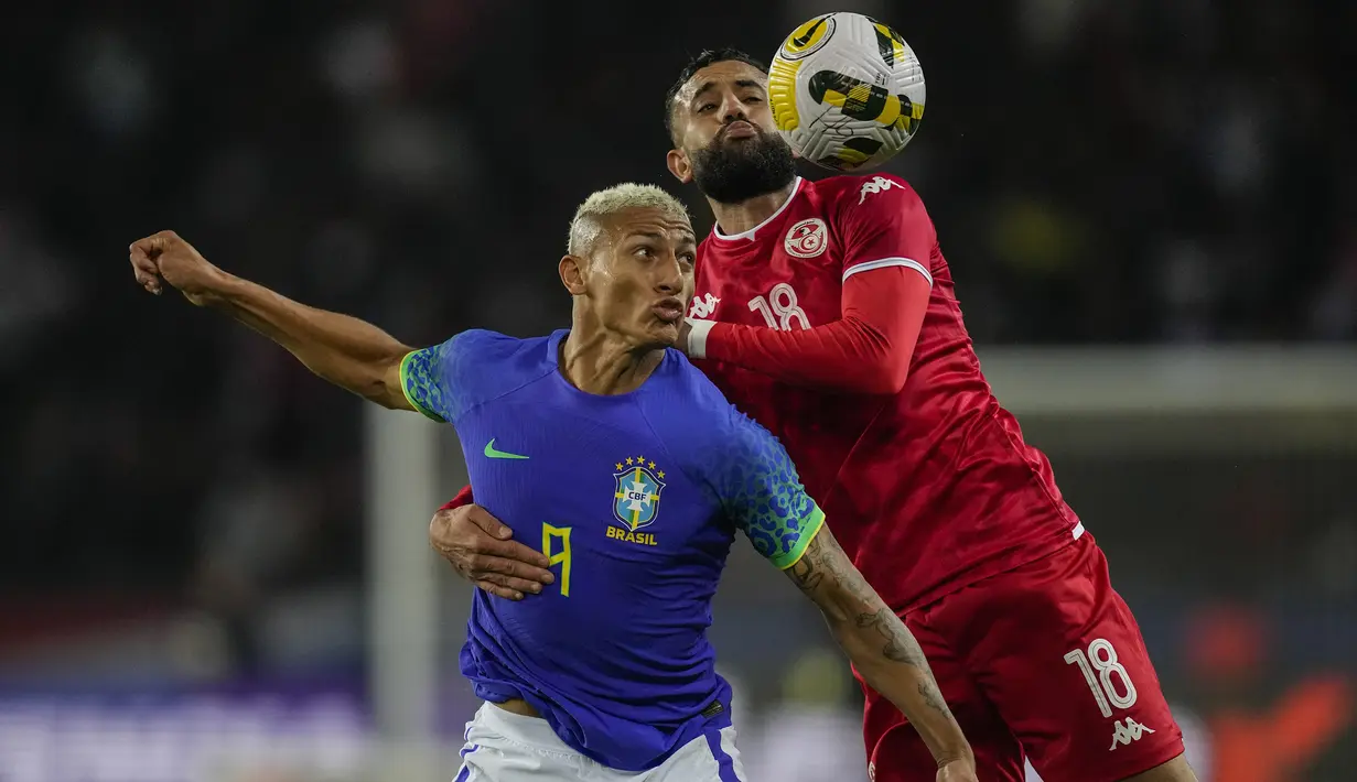 Hanya berjarak satu menit, Brasil kembali unggul 2-1 melalui Richarlison. Striker Tottenham Hotspur tersebut berhasil lolos dari jebakan offside sebelum membobol gawang Tunisia yang dikawal Aymen Dahmen. (AP/Christophe Ena)