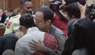 Momen Romantis Nadiem Makarim Peluk dan Cium Istri Sebelum Sidang Vonis