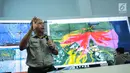 Sutopo Purwo Nugroho memberikan penjelasan di Gedung BNPB, Jakarta, Senin (25/9). Sutopo juga mengimbau kepada masyarakat agar bencana seperti ini tidak dijadikan bahan bercanda ataupun permainan. (Liputan6.com/Faizal Fanani)