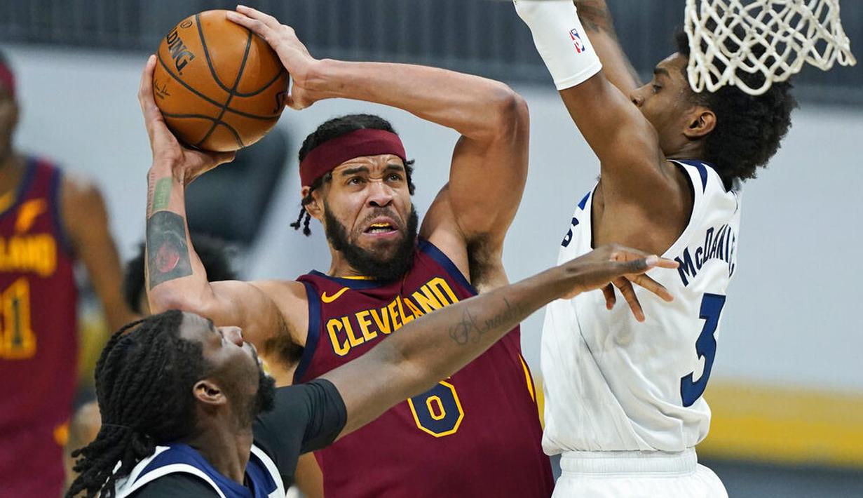 Pebasket Cleveland Cavaliers, JaVale McGee, berusaha memasukan bola saat melawan Minnesota Timberwolves pada laga NBA di Rocket Mortgage FieldHouse, Senin (1/2/2021). Cavaliers menang dengan skor 100-98. (AP/Tony Dejak)