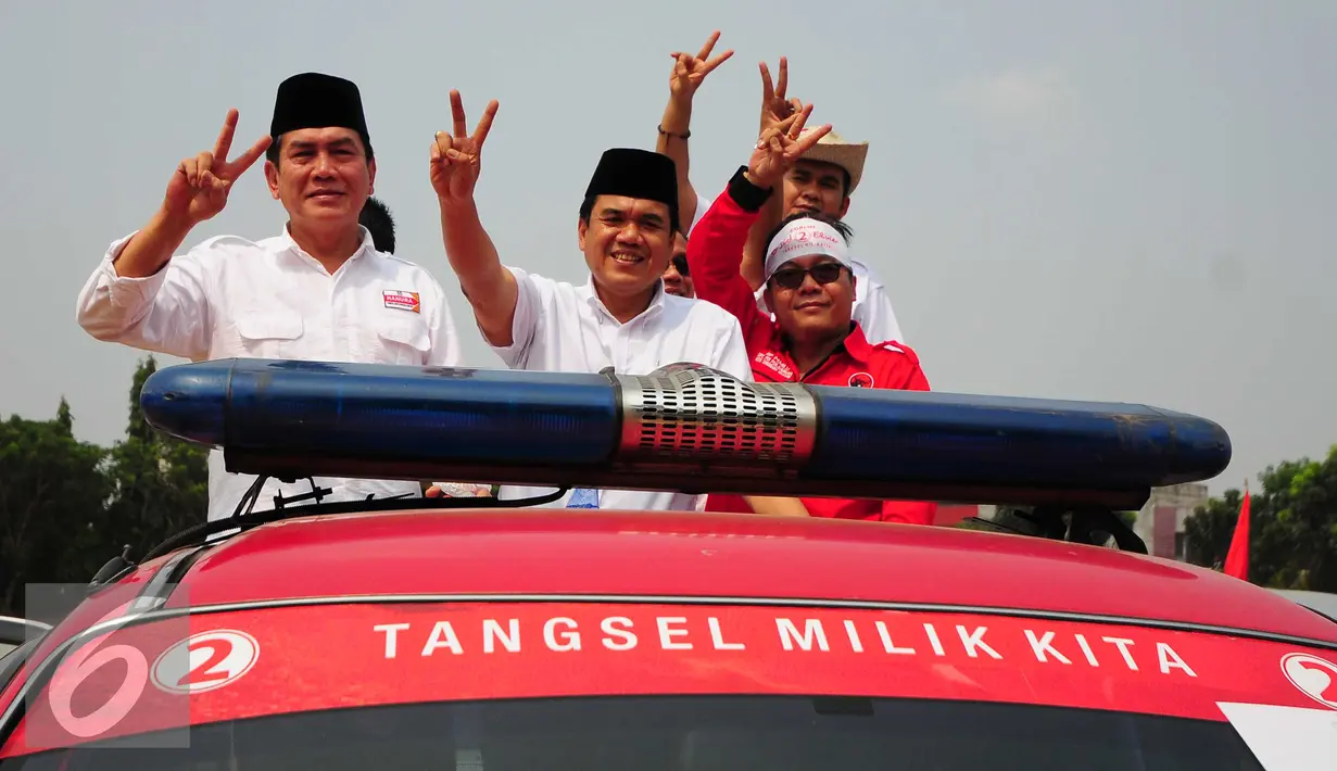 Calon Walikota Tangerang Selatan,  Arsid (kedua kanan) mengikuti Karnaval Sosialisasi Pilkada Damai Kota Tangerang Selatan, Minggu (20/9/2015) KPUD Kota Tangsel mengajak masyarakat untuk mensukseskan Pilkada Serentak. (Liputan6.com/Helmi Afandi)
