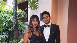 Kezia Toemion yang mengenakan gaun berfoto bersama kekasihnya Aditya Trihatmanto saat menghadiri sebuah pesta. Kezia Toemion sendiri diketahui telah menjalin hubungan dengan Adi selama 9 tahun. (instagram/keziatoemion)
