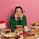 Emotional eating adalah kondisi ketika emosi mengendalikan nafsu makan, bukan rasa lapar yang sebenarnya. [Dok/freepik.com/wayhomestudio]