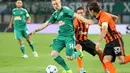 KURANG MAKSIMAL: Penetrasi gelandang serang Rapid Vienna, Florian Kainz (kiri), mendapat pengawalan dari pemain bertahan Shakhtar Donetsk. (Bola.com/Reza Khomaini)