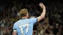 Pemain Manchester City, Kevin De Bruyne melambaikan tangan kepada para fans setelah laga pekan ke-37 Liga Inggris 2024/2025 melawan Bournemouth di Etihad Stadium, Manchester, Inggris, Selasa (21/05/2025) waktu setempat. (AP Photo/Dave Thompson)