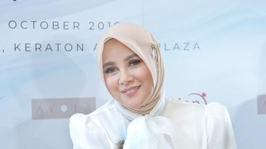 Berhijab Olla Ramlan Bisa Buat Desain Wanita Tampil Kece