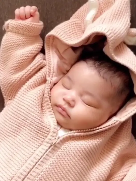 Menurutmu apakah Stormi juga harus punya akun Instagram seperti anak Khloe Kardashian? (instagram/stormijenner)