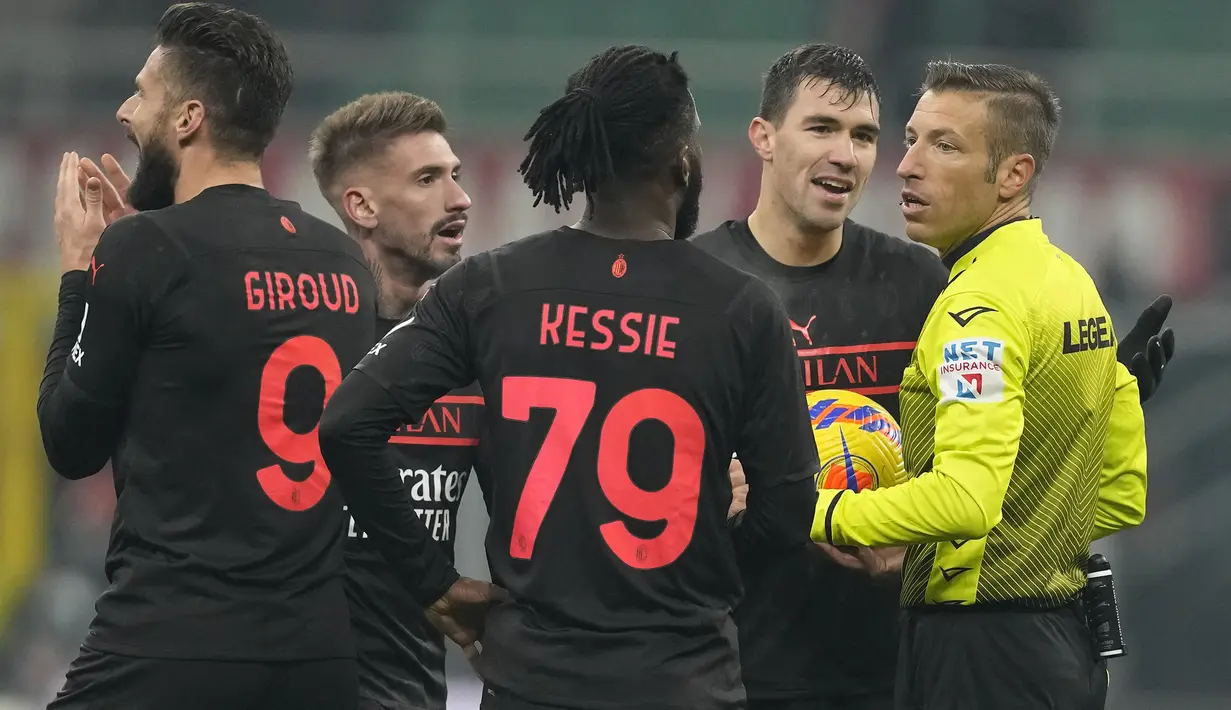 Usaha Milan akhirnya berbuah manis pada menit ke-89 usai Kessie mampu menggetarkan gawang Napoli. Sayang seribu sayang, gol tersebut harus dianulir karena wasit memutuskan offside setelah meninjau VAR. (AFP/Antonio Calanni)