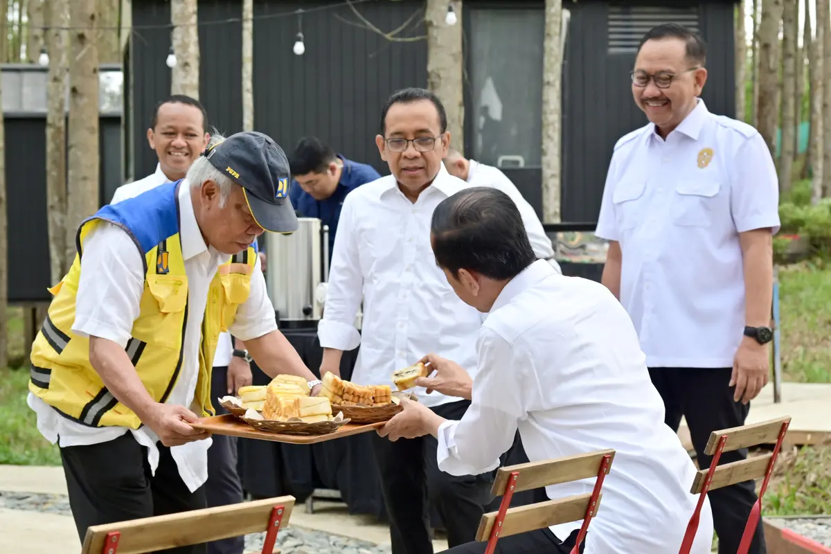 Menteri Pekerjaan Umum dan Perumahan Rakayt (PUPR) Basuki Hadimuljono membawakan sarapan pagi untuk Presiden Jokowi saat memantau pengerjaan proyek Ibu Kota Negara Nusantara (IKN). (Istimewa)