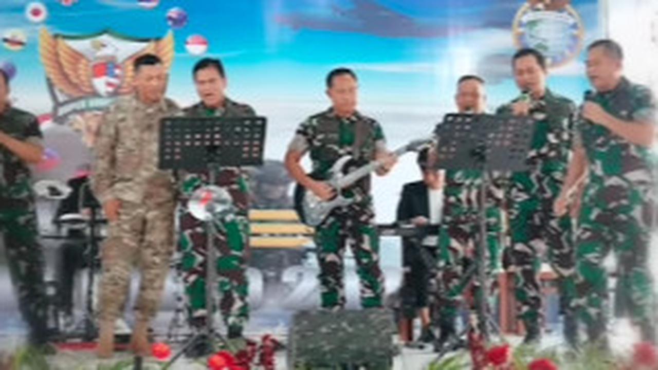 Cadas Panglima TNI Main Gitar Iringi Kasad, Kasau & Kasal, Tentara Wanita Amerika Ikut Nyanyi