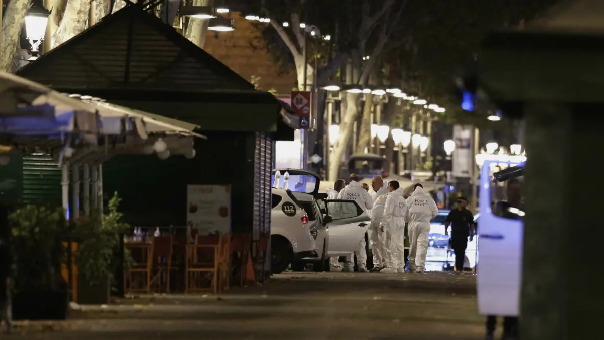 Petugas kepolisian berada di lokasi terjadinya serangan van di Las Ramblas, Barcelona (17/8/2017). (AP Photo/Manu Fernandez)