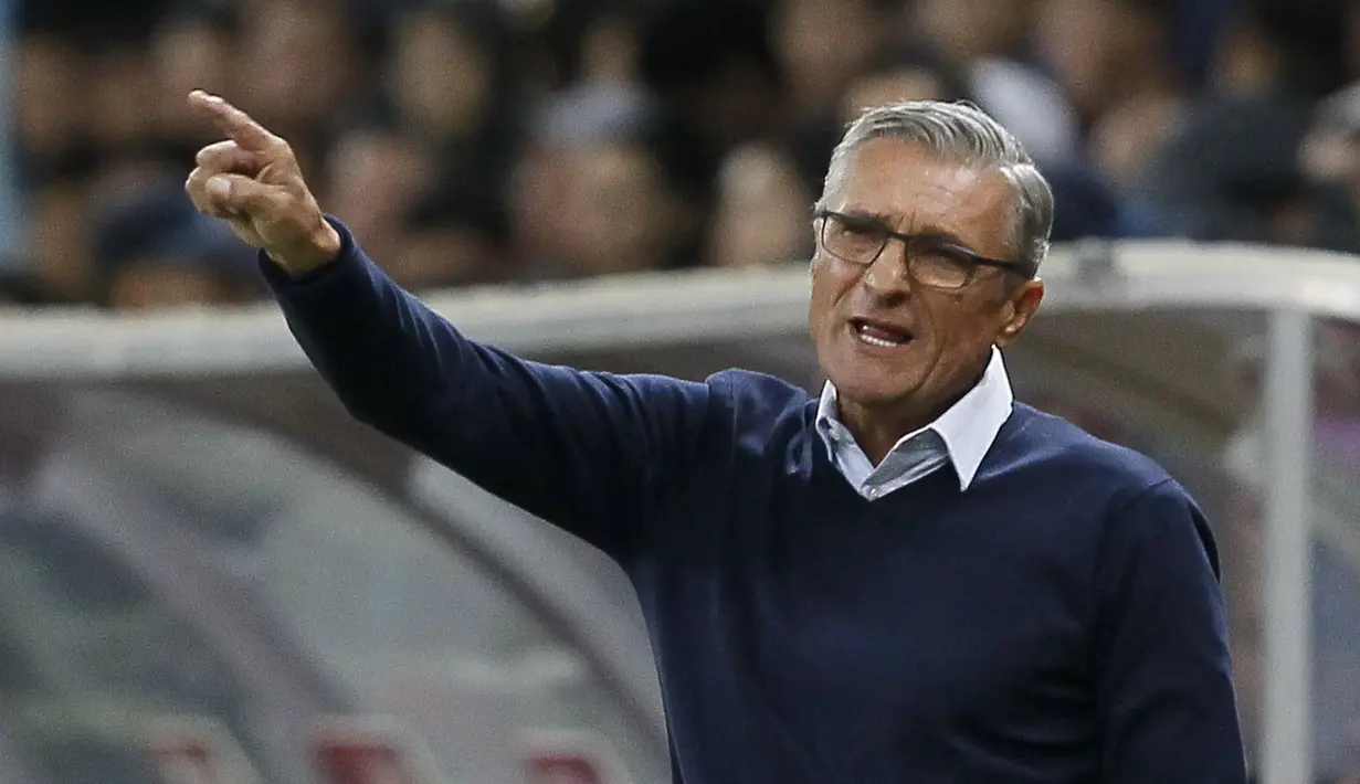 Pelatih Polandia, Adam Nawalka memberikan arahan kepada anak asuhnya saat melawan Kazakhstan pada kualifikasi grup E Astana Arena Stadium, Astana,  Kazakhstan, (5/9/2016) dini hari WIB. (AP Photo/Alexei Filippov)