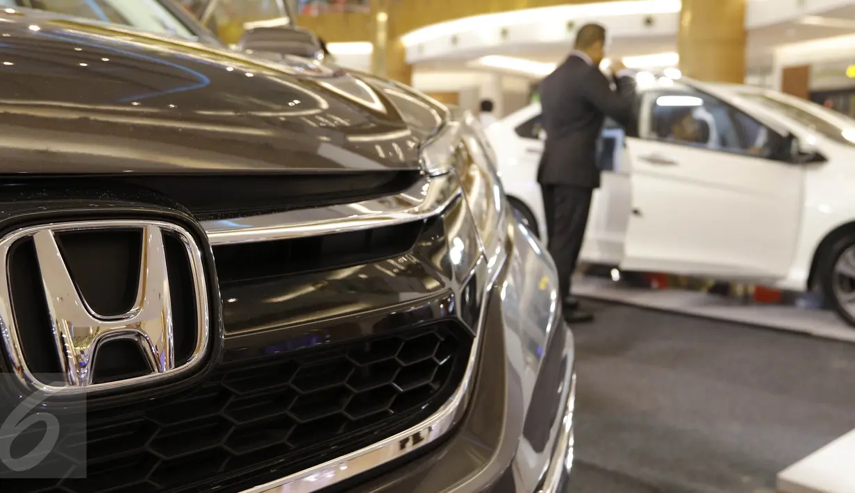 Suasana pameran mobil Honda di Summarecon Mal Serpong, Tangerang, Minggu (29/11/2015). Pameran yang digelar Honda Jakarta Center bertajuk Honda Kemilau (Kemeriahan Spesial Akhir Tahun). (Liputan6.com/Fery Pradolo)