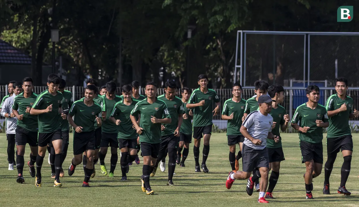 Para pemain Timnas Indonesia U-19 melakukan pemanasan saat latihan di Lapangan ABC Senayan, Jakarta, Selasa (18/9/2018). Latihan ini merupakan persiapan jelang Piala AFC U-19. (Bola.com/Vitalis Yogi Trisna)