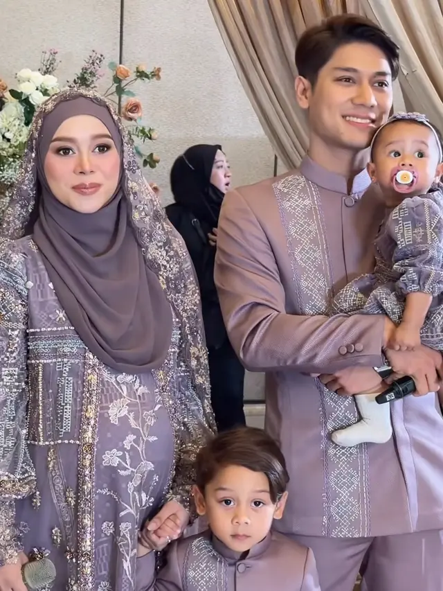 Lesti Kejora saat Tujuh Bulanan Sekaligus Gender Reveal pakai dress ungu. [@ayungberinda]