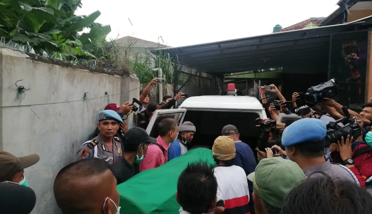 Suasana Bongkar Makam Lina Mantan Istri Sule. (Aksara Bebey/Merdeka.com)