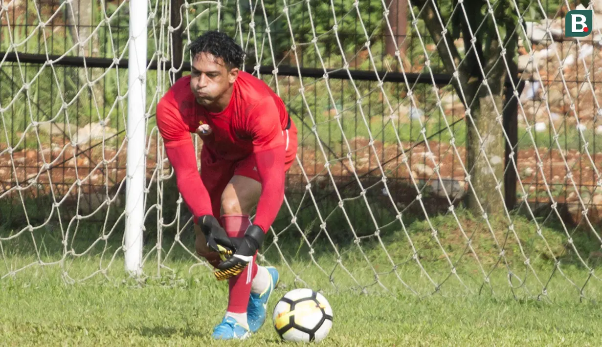 Striker Persija Jakarta, Addison Alves, menjadi kiper saat latihan di Lapangan Sutasoma, Halim, Jakarta, Minggu (25/2/2018). Persija kembali berlatih usai meraih gelar juara Piala Presiden 2018. (Bola.com/Asprilla Dwi Adha)