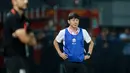 Ada yang beda saat Shin Tae-yong mendampingi Timnas Indonesia U-19 menghadapi Thailand di laga ketiga Grup A, Piala AFF U-19. (Bola.com/Bagaskara Lazuardi)