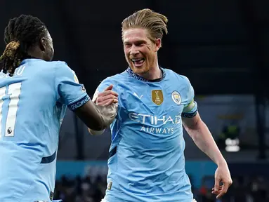 Pemain Manchester City, Kevin De Bruyne (kanan) melakukan selebrasi bersama Jeremy Doku setelah mencetak gol ke gawang Wolverhampton dalam laga lanjutan Liga Inggris 2024/2025 di Etihad Stadium, Manchester, Inggris, Jumat (02/05/2025) waktu setempat. (AP Photo/PA/Martin Rickett)