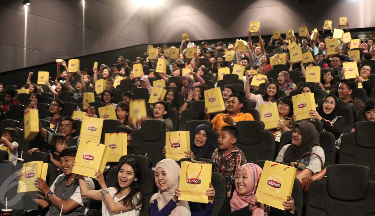 Suasana di dalam studio saat nobar di Blitz Megaplek, Jakarta, Sabtu (9/1/2016). Cinemaholic dan Lipton menggelar nonton bareng film Alvin and The Chipmunk. (Liputan6.com/Angga Yuniar)