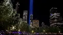 Tribute in Light menjadi bentuk penghormatan yang menyatukan warga New York dan dunia untuk mengenang alah satu peristiwa kelam dalam sejarah modern. (Leonardo Munoz/AFP)