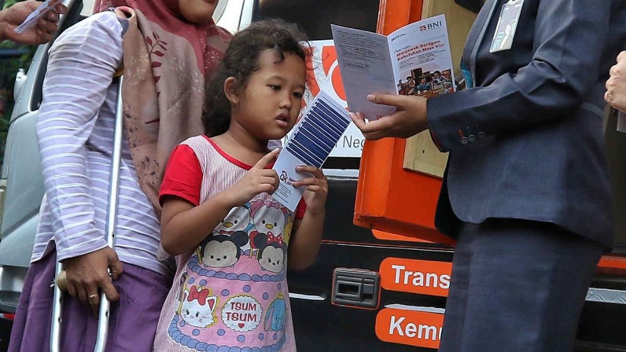 Penyandang disabilitas mendapat penjelasan CS saat mengikuti edukasi keuangan oleh Otoritas Jasa Keuangan (OJK) di Jakarta, Selasa (15/8/2023).