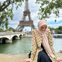 Inneke Koesherawati salah satu artis senior yang sudah jarang terlihat di layar kaca. Hal itu karena semenjak berhijrah, dia mengurangi kegiatan keartisannya. Inne  salah satu artis yang sangat populer tahun 1990 hingga 2000-an. [Instagram/inekekoes]