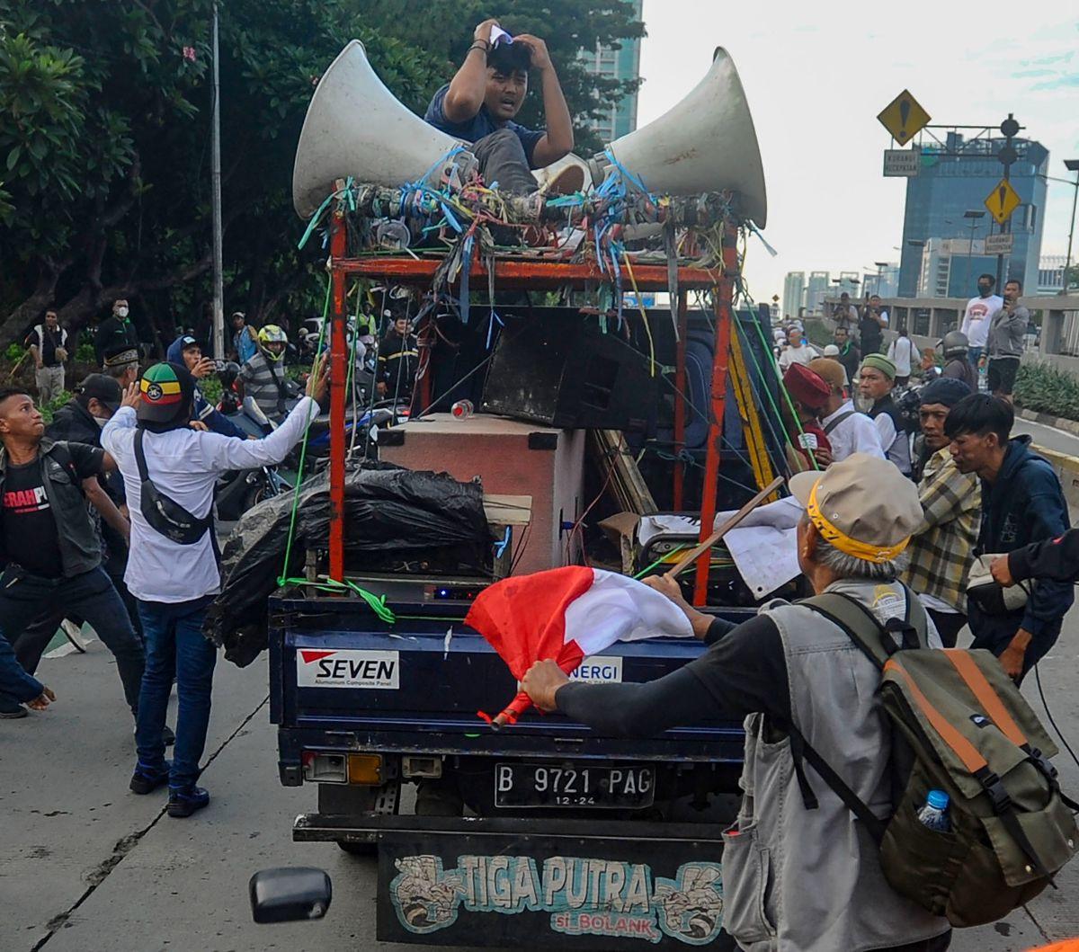 Aksi unjuk rasa di depan Gedung DPR, Senayan, Jakarta, berujung panas pada Jumat (1/3/2024). Momen tersebut terjadi ketika pengunjuk rasa yang memprotes kecurangan Pemilu 2024 dan mendukung hak angket DPR bertemu dengan kubu berlawanan, yakni massa penent