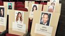 Foto penyanyi John Legend dan istrinya, Chrissy Teigentertempel di tempat duduk untuk perhelatan akbar Emmy Awards 2018 di Teater Microsoft, Los Angeles, Kamis (13/9). Emmy Awards ke-70 akan digelar 17 September mendatang. (Jordan Strauss/Invision/AP)