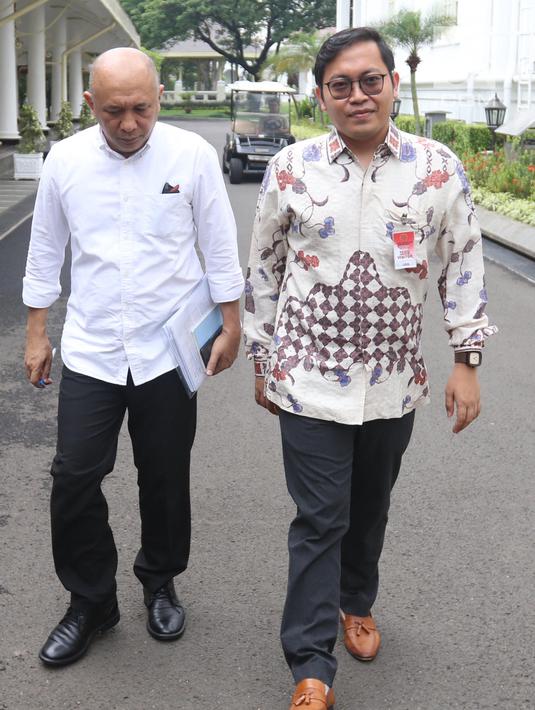 CEO Bukalapak, Achmad Zaky didampingi Staf Khusus Presiden Teten Masduki seusai menemui Presiden Joko Widodo di Istana Merdeka, Sabtu (16/2). Pertemuan antara CEO Bukalapak itu dan Jokowi berlangsung tertutup dari awak media. (Liputan6.com/Angga Yuniar)