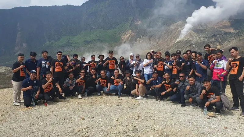 Puluhan pegawai Kantor Pos Garut, Jawa Barat melakukan perayaan tak biasa hari lahir (Harlah) Pancasila yang jatuh pada setiap 1 Juni, di puncak Gunung Papandayan, Garut. (Liputan6.com/Jayadi Supriadin)