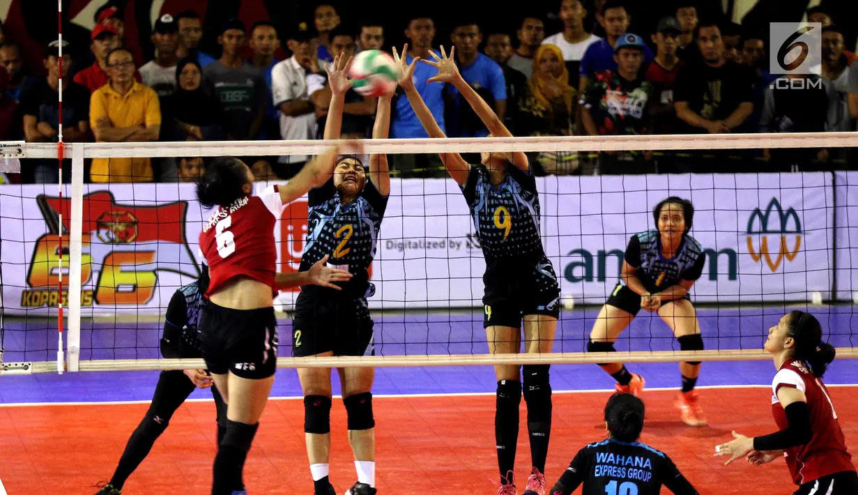Tim PB Voli AD (PBVAD) menahan bola voli Tim Wahana Express Group (WEG) pada final turnamen Danjen Kopassus Open Volleyball Tournament, di GOR Nanggala, Minggu (08/4). WEG mengalahkan PB Voli AD (PBVAD) Putri, tiga set langsung. (Liputan6.com/Johan Tallo)
