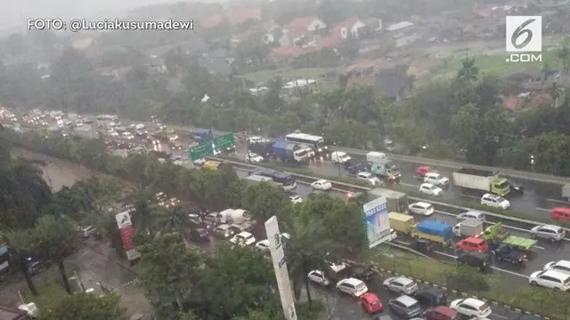Sejak sore hari hujan deras turun di Jakarta dan sekitarnya. Akibatnya sebagian jalanan di Jakarta Selatan tergenang dan macet.