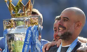 Manajer Manchester City Pep Guardiola mengangkat trofi Liga Inggris 2018-19. Manchester City mengalahkan Brighton 4-1 untuk memenangkan Liga Inggris musim ini. (Foto AP / Frank Augstein)
