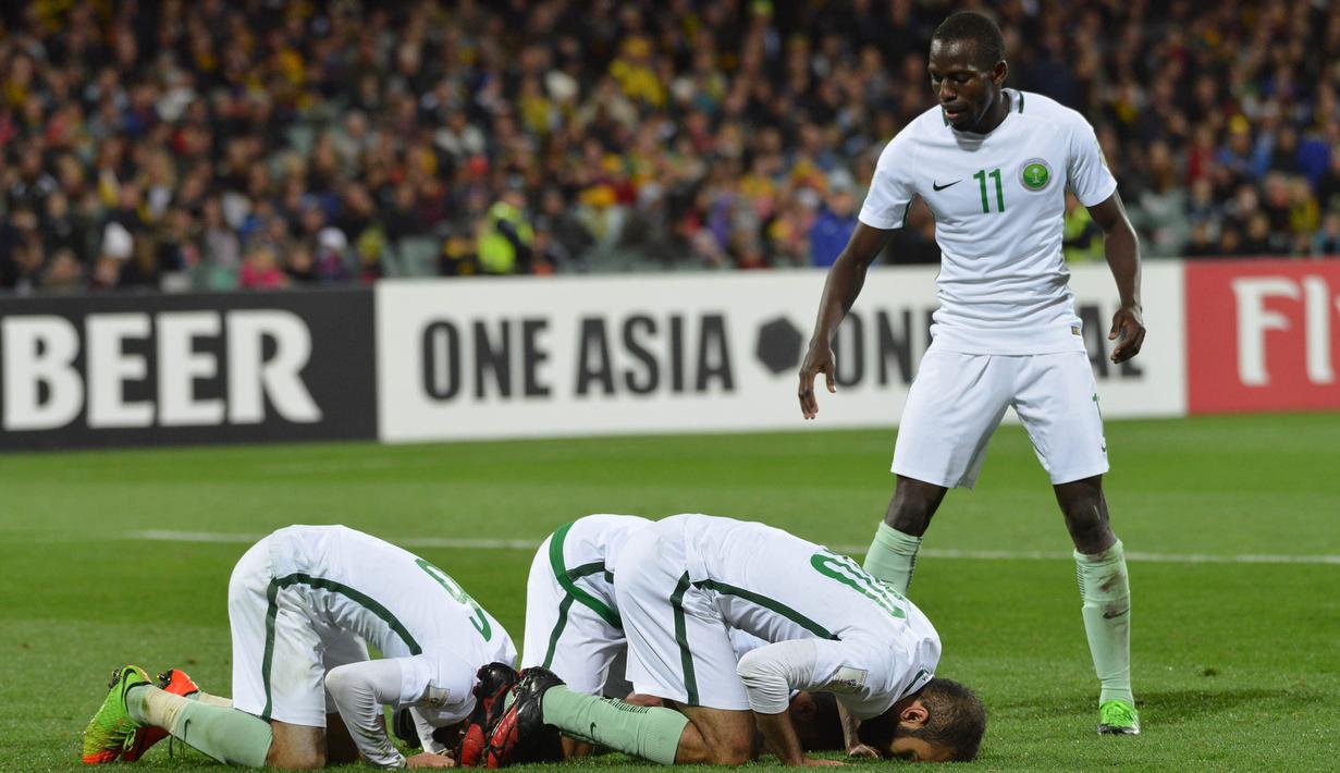 4. Arab Saudi - Menang 1-0 atas Jepang membuat kekuatan traditional Asia ini berhasil lolos ke Piala Dunia. Negara besutan Bert van Marwijk ini lolos dramatis sebagai runner-up setelah hanya unggul selisih gol dari Australia. (AFP/Brenton Edwards)