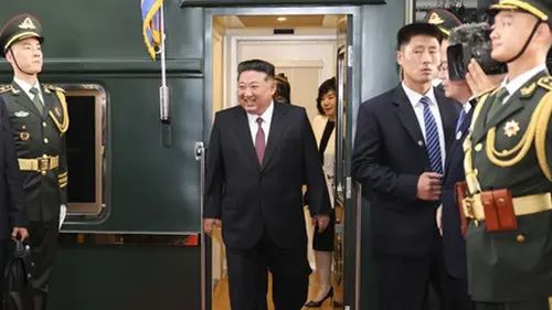 Pemimpin Korea Utara Kim Jong Un tiba di Beijing, ibu kota China, pada Selasa (2/9/2025) dengan didampingi putrinya Kim Ju Ae (tepat di belakang Kim) untuk menghadiri peringatan 80 tahun kemenangan dalam Perang Rakyat China melawan agresi Jepang.