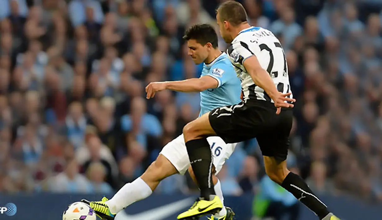 Tendangan keras Kun Aguero Gandakan Keunggulan Manchester City pada laga Liga Premier Inggris antara Manchester City dan Newcastle United di Etihad Stadium, Selasa (20 Agustus 2013) (AFP/Andrew Yates)