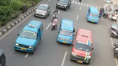 Sejumlah angkutan kota (angkot) melintasi jalan di kawasan Kota Depok, Jawa Barat, Senin (2/12/2019). Wali Kota Depok menyampaikan pada 2020, retribusi izin trayek angkot akan digratiskan sebagai upaya pemberdayaan dan kemudahan bagi angkot. (Liputan6.com/Immanuel Antonius)